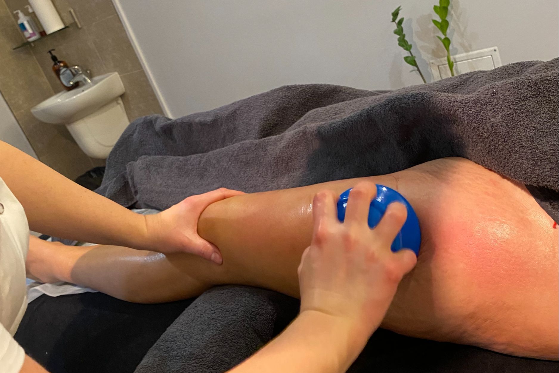 kobieta podczas masażu bańską chińską