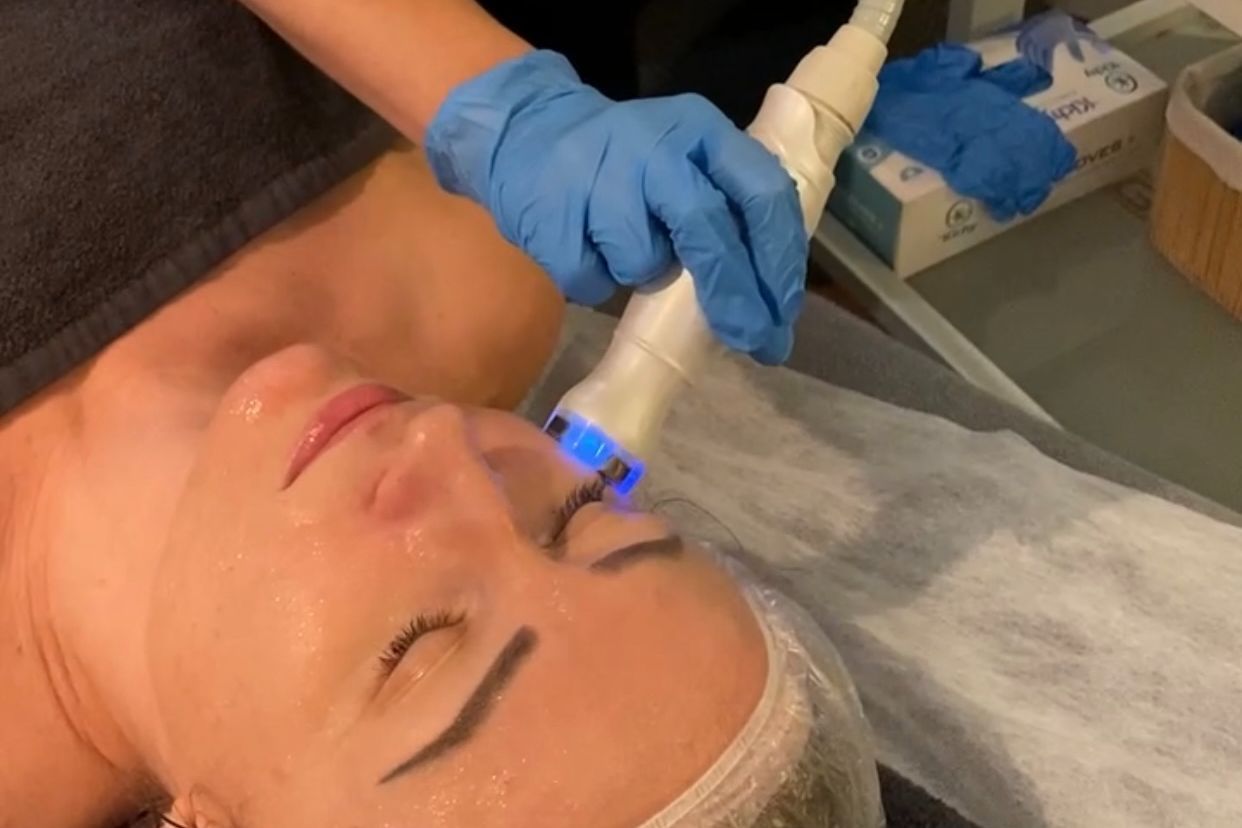 kobieta podczas zabiegu na twarz