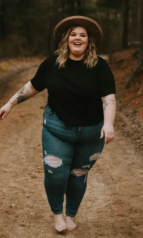 spacerująca otyła kobieta